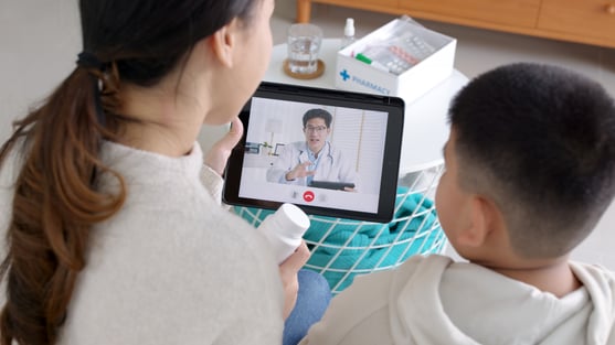 Virtual visit between doctor, asthma patient and caregiver